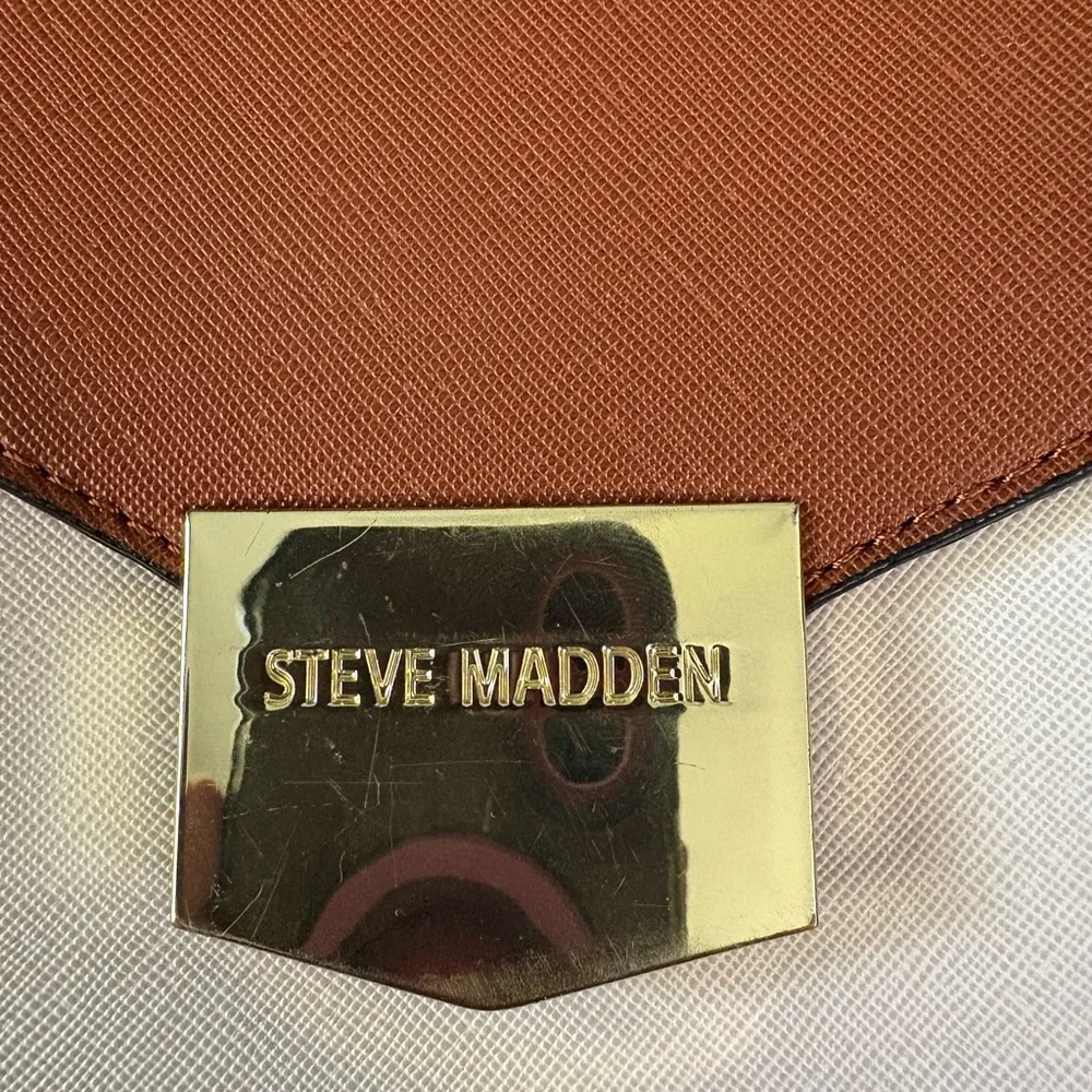 Lightly used Steve Madden bag missing long strap but has a hand strap on top - Picture 2 of 6